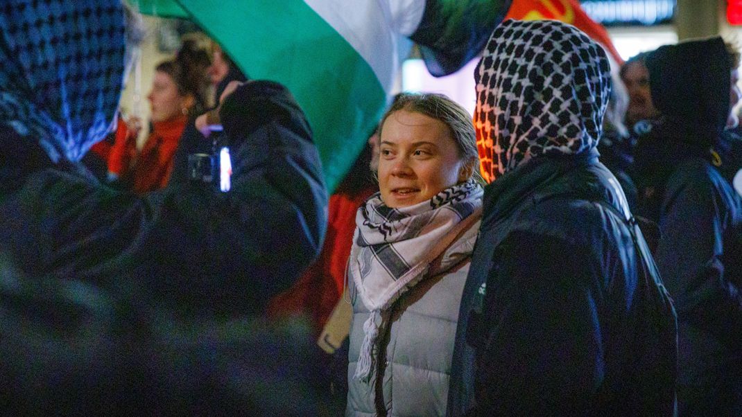 Überraschend war auch Thunberg auf der 200-Teilnehmer-Demonstration in Leipzig aufgetreten.