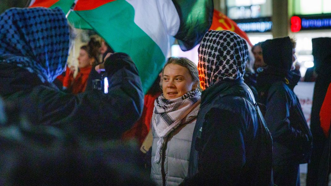 Überraschend war auch Thunberg auf der 200-Teilnehmer-Demonstration in Leipzig aufgetreten.