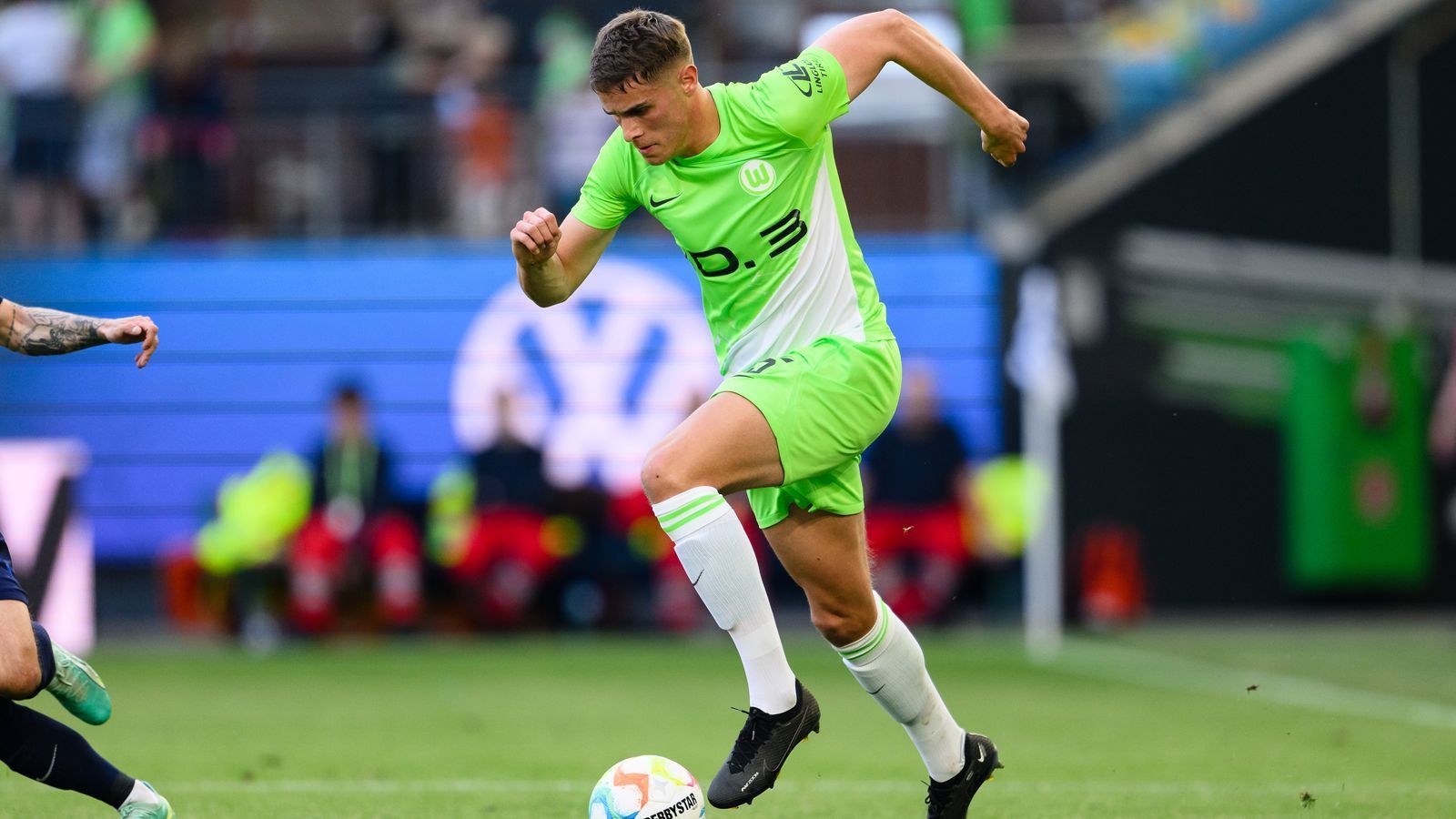 
                <strong>Micky van de Ven (Niederlande/VfL Wolfsburg)</strong><br>
                Mit Verteidiger Micky van de Ven spielte sich in Wolfsburg ein weiterer Niederländer zuletzt so richtig in den Fokus. Er kam als Links- bzw. Innenverteidiger zu 33 Bundesliga-Einsätzen in der abgelaufenen Saison und ist in der U21 der Niederländer nicht nur Führungsspieler, sondern zugleich auch noch Kapitän. Zuletzt gab es Gerüchte, dass sich der FC Bayern bei der Suche nach Verstärkungen für die Defensive auch mit dem 1,93-Meter-Hünen aus Wolfsburg beschäftigen soll. 
              