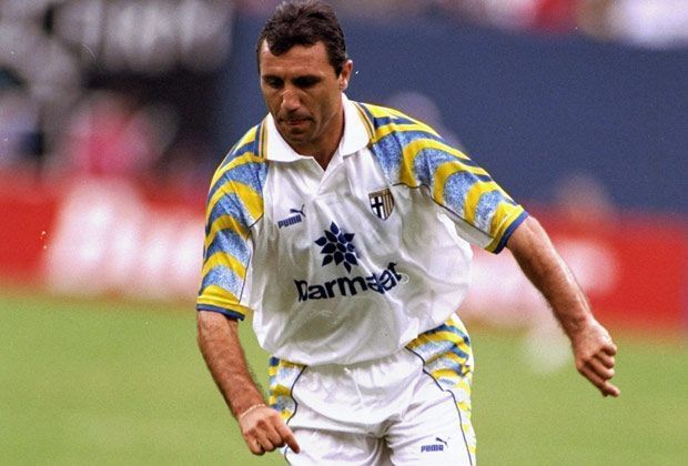 
                <strong>Hristo Stoichkov</strong><br>
                Ebenfalls schlecht - aus buchhalterischer Sicht - verlief der Deal mit Hristo Stoichkov. Der Bulgare, 1994 Europas Fußballer des Jahres, kam 1995 für über elf Millionen Euro nach Parma erzielte fünf Tore und kehrte schon ein Jahr später für einen Bruchteil der Summe zurück nach Barcelona.
              