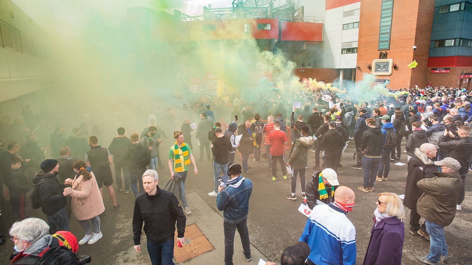 
                <strong>Erinnerungen an Newton Heath</strong><br>
                Allgegenwärtig am Sonntag: die Farben grün und gelb. In diesen Farben waren Uniteds erste Trikots gehalten, als der Klub noch Newton Heath hieß. Mittlerweile sind sie die Farben der Anti-Glazer-Bewegung.
              