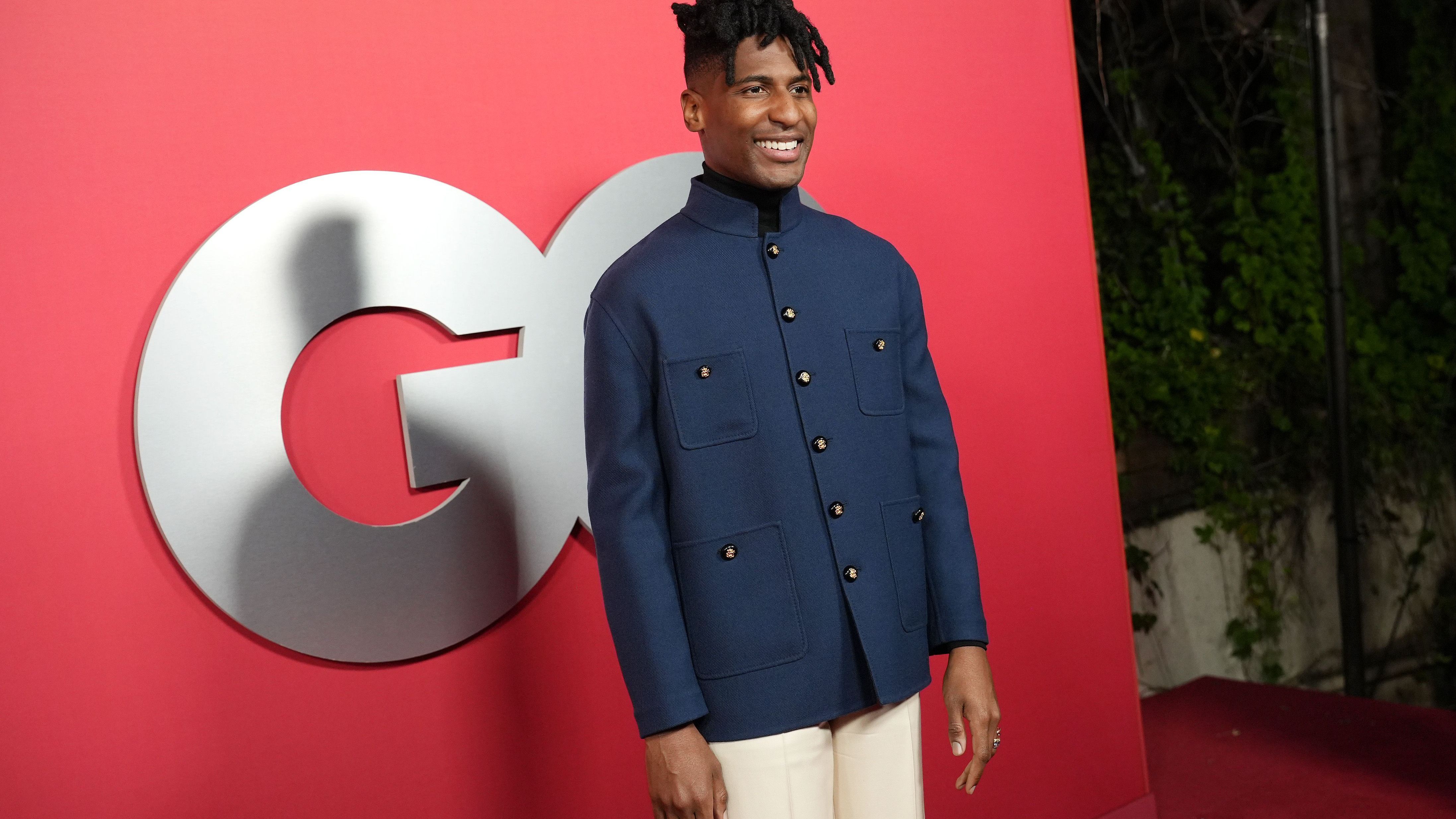 <strong>Nationalhymne: Jon Batiste</strong><br>
                Neben der Halftime Show zählt das Singen der US-Nationalhymne zu den musikalischen Höhepunkten eines jeden Super Bowls. Viele Spieler nutzen die Hymne noch einmal, um in sich zu gehen, während der Vortrag bei anderen für einen ersten großen Gefühlsausbruch sorgt. 2025 wird diese Ehre Jon Batiste zu teil. Traditionell wird das "Star-Spangled Banner" durch einen Überflug von Kampfjets des US-Militärs ergänzt.