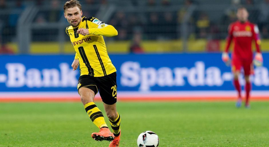 
                <strong>Marcel Schmelzer</strong><br>
                Der Kapitän machte auf seiner linken Seite ein solides Spiel. Er schaltete sich zu Beginn viel mit nach vorne ein, musste bis zur Halbzeit aber zurückschalten und in der Defensive aushelfen. Musste zur Pause runter. ran-Note: 3
              