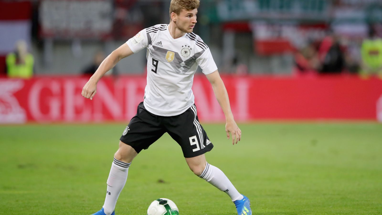 
                <strong>Sturm: Timo Werner</strong><br>
                Werner ist dynamisch und torgefährlich. Mit seiner Geschwindigkeit und seinem Spielverständnis kann er auch auf die Außenbahnen ausweichen und zeitweise mit Reus oder Müller die Position tauschen. Was fraglich ist: Kann er seine Fähigkeiten auf höchstem internationalen Niveau auf den Platz bringen? Werner könnte bei der WM 2018 seinen großen Durchbruch feiern - oder ab dem zweiten Spiel auf der Bank sitzen. Dann könnte Müller in die Mitte rücken und Mesut Özil oder Julian Draxler übernehmen. Für das erste Spiel ist er bei mir gesetzt.
              