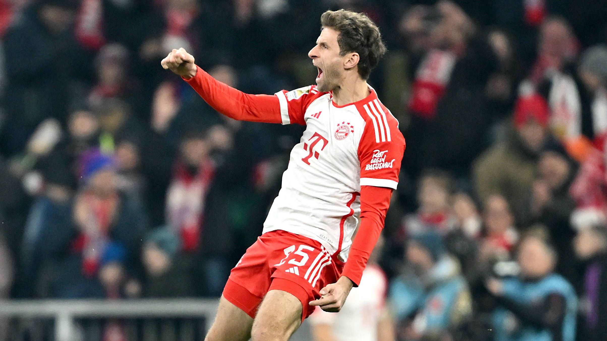 <strong>Müller und Co.: Die treuesten Spieler der 18 Bundesliga-Klubs</strong><br>Thomas Müller hat seinen Vertrag beim FC Bayern bis 2025 verlängert - und kann damit seinen Rekord als aktuell dienstältester Profi beim Rekordmeister ausbauen. Aber wie sieht es bei den anderen Bundesligisten aus? <em><strong>ran</strong></em> präsentiert die treuesten Spieler aller 18 Bundesliga-Klubs. (Quelle: transfermarkt.de, Stand: 20. Dezember 2023)