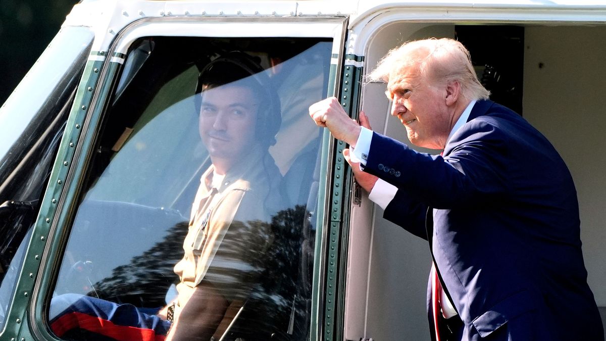 25. Juli 2025, USA, Washington: US-Präsident Donald Trump steigt in den Hubschrauber Marine One auf dem Weg nach Schottland. 