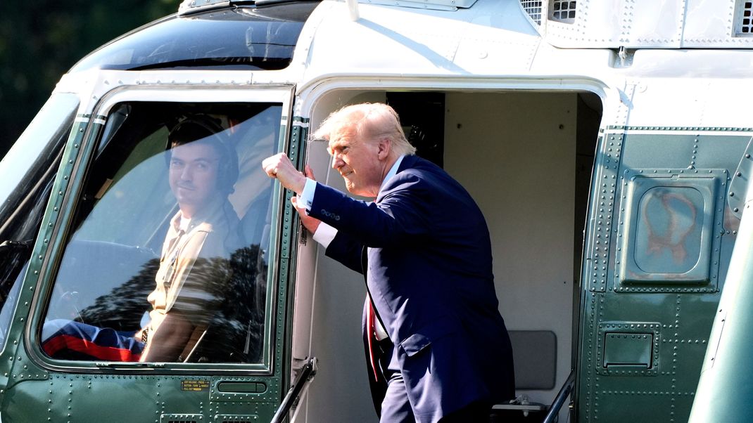 25. Juli 2025, USA, Washington: US-Präsident Donald Trump steigt in den Hubschrauber Marine One auf dem Weg nach Schottland. 