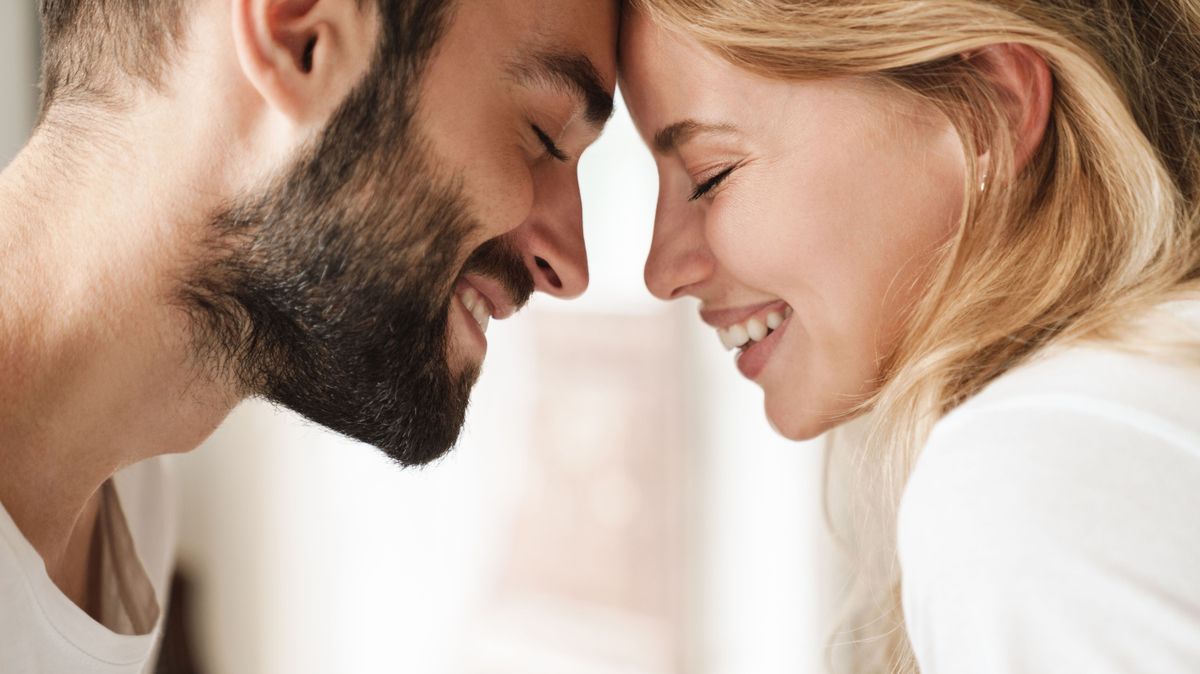 Liebeshoroskop für den Winter: Diese Sternzeichen erleben leidenschaftliche Intimität
