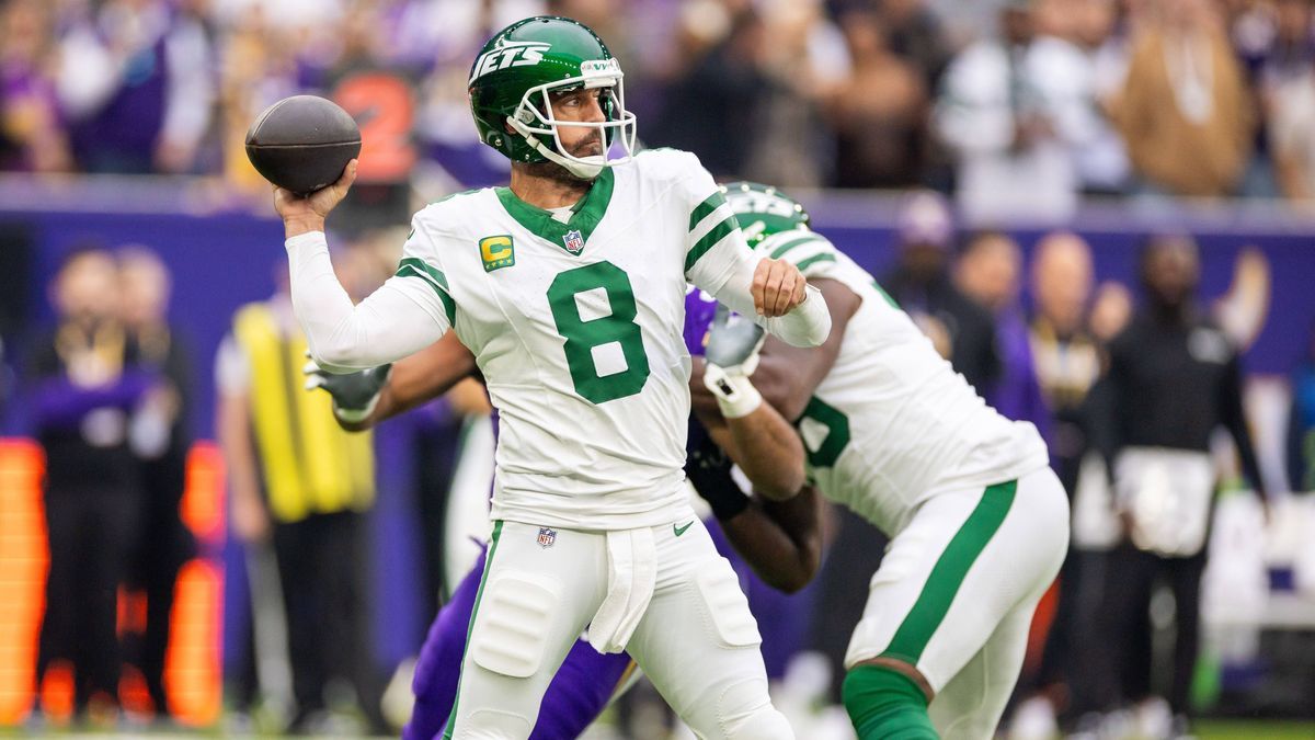 LONDON, ENG - OCTOBER 06: New York Jets quarterback Aaron Rodgers (8) goes back to pass during the professional NFL, American Football Herren, USA football game between the New York Jets and Minnes...