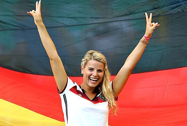 
                <strong>Verrückt, sexy, skurril: Fans in Brasilien</strong><br>
                Bereit wie nie: Die deutschen Fans sind in Salvador zahlreich vertreten, um die DFB-Elf gegen Portugal lautstark zu unterstützen.
              