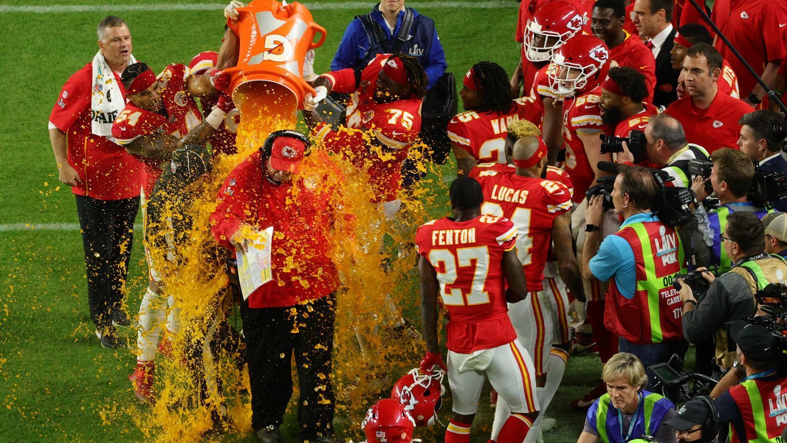 
                <strong>Die Erfinder von Gatorade</strong><br>
                Weltweit bekannt als DAS Football-Sideline-Getränk kommt der Name der Erfrischung nicht von ungefähr. 1965 war es ein Team von Wissenschaftlern der University of Florida, das an der medizinischen Fakultät ein Getränk entwickeln sollte, das den Sportlern der Uni die optimale Nährstoffzufuhr während der Wettkämpfe gewährleisten sollte. Das Ergebnis: "Gator"-ade wurde weltberühmt.
              