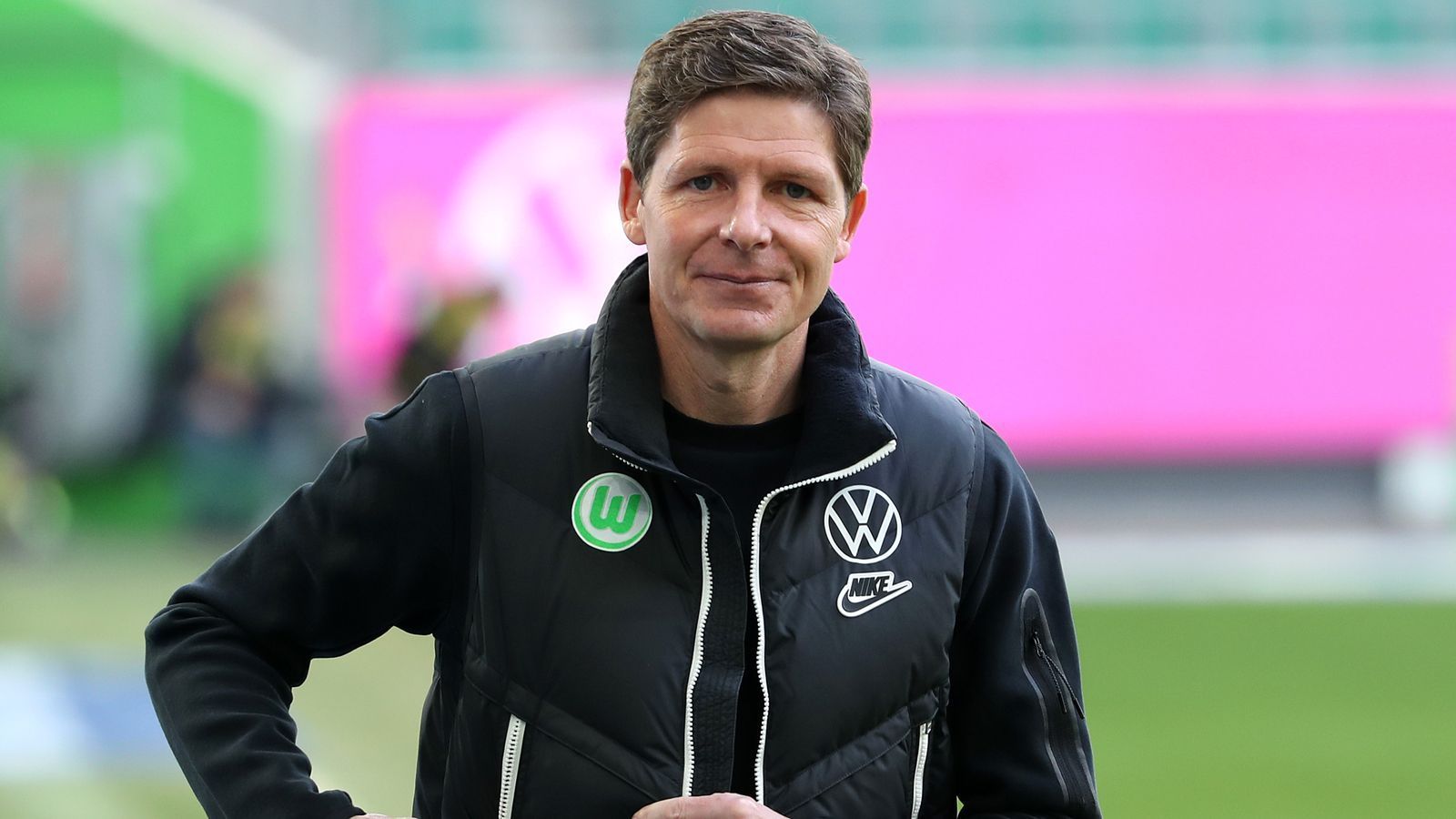 
                <strong>Oliver Glasner (VfL Wolfsburg)</strong><br>
                Was für die pressingorientierte Spielidee von Marsch zutrifft, kann man so auch über Wolfsburg-Trainer Oliver Glasner sagen. Laut "Sky" soll die Entscheidung zwischen dem US-Amerikaner Marsch und dem Österreicher Glasner fallen. Auch Glasner beeindruckte zuvor in Linz und seit gut zwei Jahren in Wolfsburg mit seinen sehr aggressiv pressenden Teams. Dies würde den 46-Jährigen neben seiner vorherigen Tätigkeit im Trainerteam von Red Bull Salzburg für eine mögliche Nagelsmann-Nachfolge durchaus eignen. Angeblich kann Glasner Wolfsburg aufgrund einer Ausstiegsklausel verlassen. Beim VfL ist sein Verhältnis zu Sport-Geschäftsführer Jörg Schmadtke seit Monaten zerrüttet, doch sportlich läuft es rund. Wolfsburg ist drauf und dran sich für die Champions League zu qualifizieren.
              