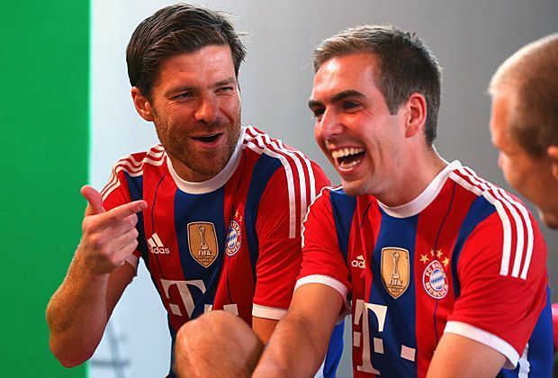 
                <strong>FC Bayern beim Paulaner-Shooting</strong><br>
                Es herrscht eine amüsante Stimmung beim Shooting, wie man an Xabi Alonso und Kapitän Philipp Lahm erkennen kann. Zu Beginn ist der spanische Neuzugang noch im Trikot zu sehen, aber ...
              