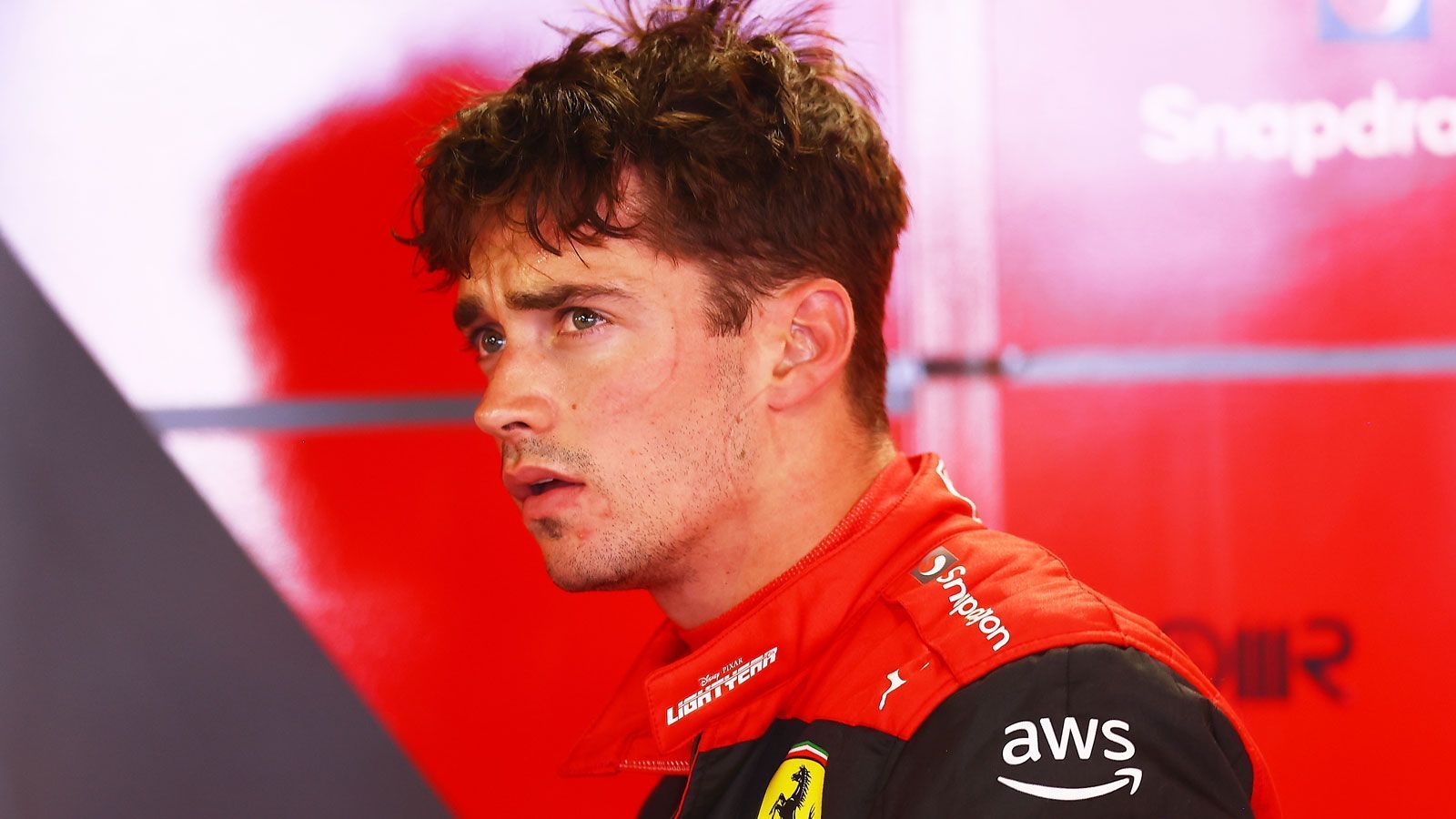 
                <strong>Verlierer: Charles Leclerc (Ferrari)</strong><br>
                Es bleibt dabei: Monaco ist kein gutes Pflaster für Charles Leclerc. Der Monegasse rast in seiner Heimatstadt einmal zur Pole Position, was wegen der kaum vorhandenen Überholmöglichkeiten auf keinem Kurs auch nur annähernd so wichtig ist wie hier. Doch dann nimmt das Unglück im Rennen einmal mehr seinen Lauf. Binnen fünf Minuten wechselt Ferrari bei seinem besten Pferd im Stall gleich zwei Mal die Reifen, beim zweiten Mal kommt Leclerc unmittelbar hinter Teamkollege Carlos Sainz jr. rein und muss sich daher hintenanstellen. Als Strategie-Genies erweisen sich die Italiener einmal mehr nicht gerade. Letztlich ist mit drei Stopps nicht mehr als Rang vier drin - die Gemütslage dürfte sich folglich binnen 24 Stunden um 180 Grad gedreht haben.
              