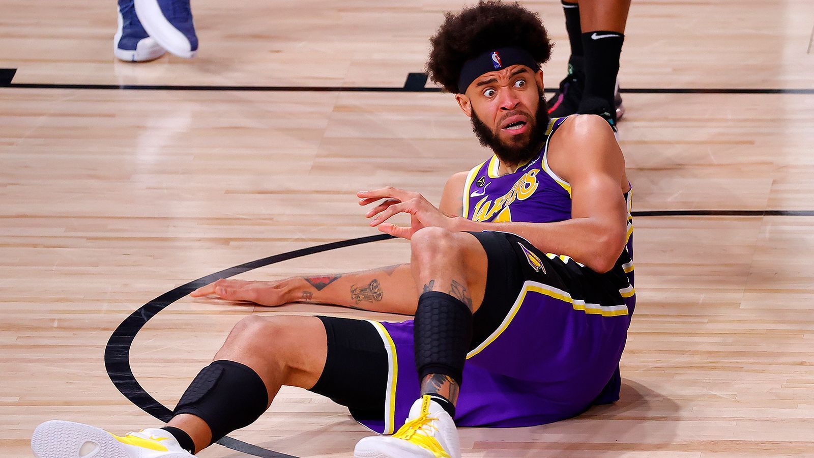 
                <strong>JaVale McGee (Los Angeles Lakers)</strong><br>
                Im Team ist der 32-Jährige vor allem dank seiner lustigen Art beliebt, für viel mehr hat es in den Finals auch nicht gereicht. Der Center bekam wegen der kleineren Matchups gegen die Miami Heat nur wenig Spielzeit. Coach Frank Vogel bescherte McGee in den letzten zwei Spielzeiten aber deutlich mehr Minuten als in den zwei Jahren zuvor bei den Golden State Warriors. Das Gute: der Spieler besitzt eine Option auf ein weiteres Jahr an der Westküste. Es gibt keinen Grund, warum McGee nicht noch länger für gute Stimmung bei den Lakers sorgen sollte. 
              