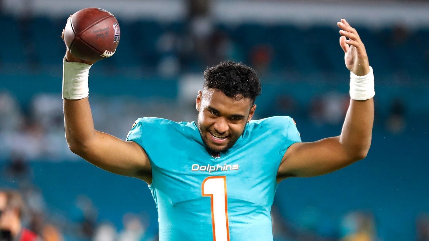 <strong>Miami Dolphins - Tua Tagovailoa</strong><br>Wird Free Agent: 2025<br>Vertragslaufzeit: 4 Jahre*<br>Vertragsvolumen: 30,3 Millionen<br>Garantierte Summe: 30,3Millionen<br><br>*Tagovailoa spielt kommende Saison unter seiner Fith-Year-Option, die ihm weitere 23,2 Millionen garantiert.