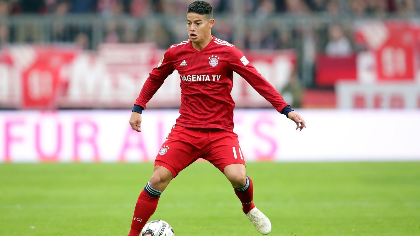 
                <strong>James Rodriguez (FC Bayern München)</strong><br>
                Mit James Rodriguez spielte der große Star der WM 2014 früher beim FC Porto. 2013 wechselte der Kolumbianer für wohl rund 45 Millionen Euro zum AS Monaco, ein Jahr später ging es für die angeblich doppelte Summe weiter zu Real Madrid. Mit den Spaniern gewann der heute 27-Jährige unter anderem zwei Mal die Champions League, war unter Coach Zinedine Zidane jedoch nie Stammspieler. Derzeit kickt Portos bis heute teuerster Abgang auf Leihbasis beim FC Bayern - ist aber ebenfalls nicht unumstritten und schon gar kein Stammspieler. So bleibt abzuwarten, ob "El Diez" ("Die Nummer 10") überhaupt über das Leihende hinaus in München bleibt bzw. bleiben will. Es gibt zwar eine Kaufoption, die bei etwas über 40 Millionen Euro liegen soll, aber derzeit ist es fraglich, ob diese gezogen wird.
              