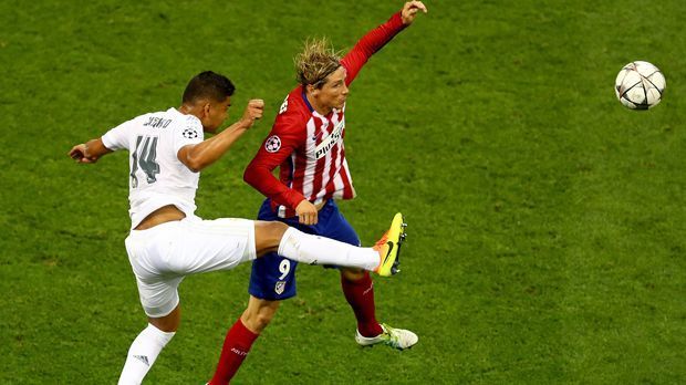 
                <strong>Fernando Torres (Atletico Madrid)</strong><br>
                Fernando Torres (Atletico Madrid): Hat in der ersten Halbzeit nicht eine nennenswerte Aktion. Als ihn Pepe vor dem Elfmeter foult, ist das eher ein Produkt von Pepes Dummheit als von seiner Cleverness. Hat ein, zwei gute Szenen im Kombinationsspiel, doch bleibt weitgehend abgemeldet. ran-Note: 4
              