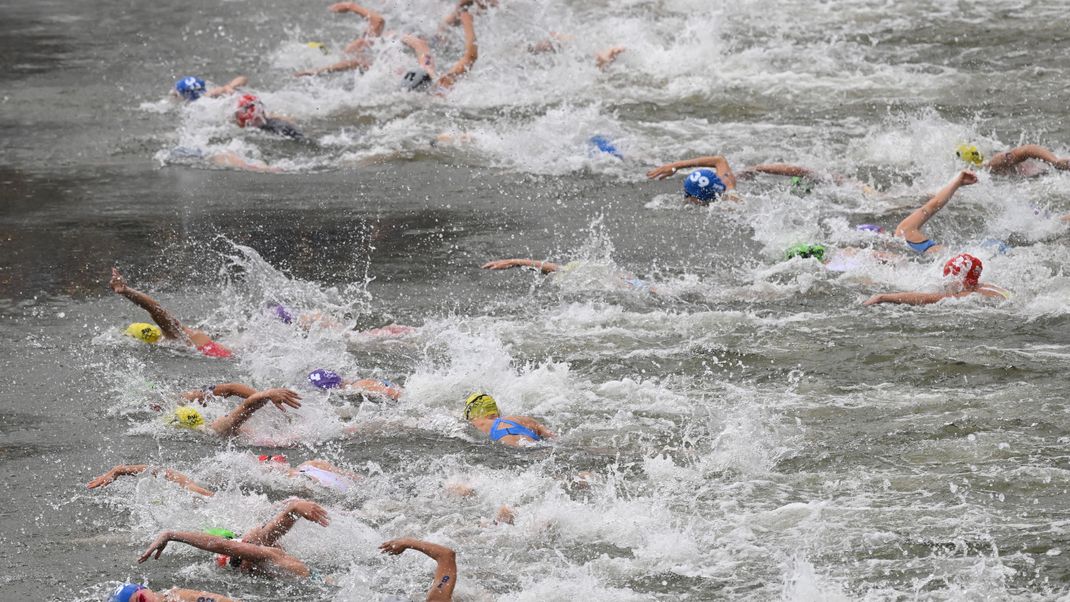 Die Triathletinnen schwimmen im Wasser der Seine.