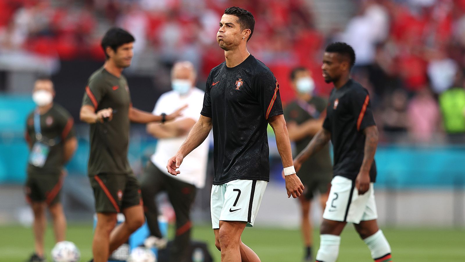 
                <strong>Neuer EM-Rekord!</strong><br>
                Erstmal Backen aufblasen nach den ersten Warm-Up-Übungen. Wenig später beim Anpfiff schnappt sich Ronaldo den nächsten Rekord: Er ist der erste Spieler, der bei mindestens fünf EM-Endrunden zum Einsatz kommt. WOW!
              