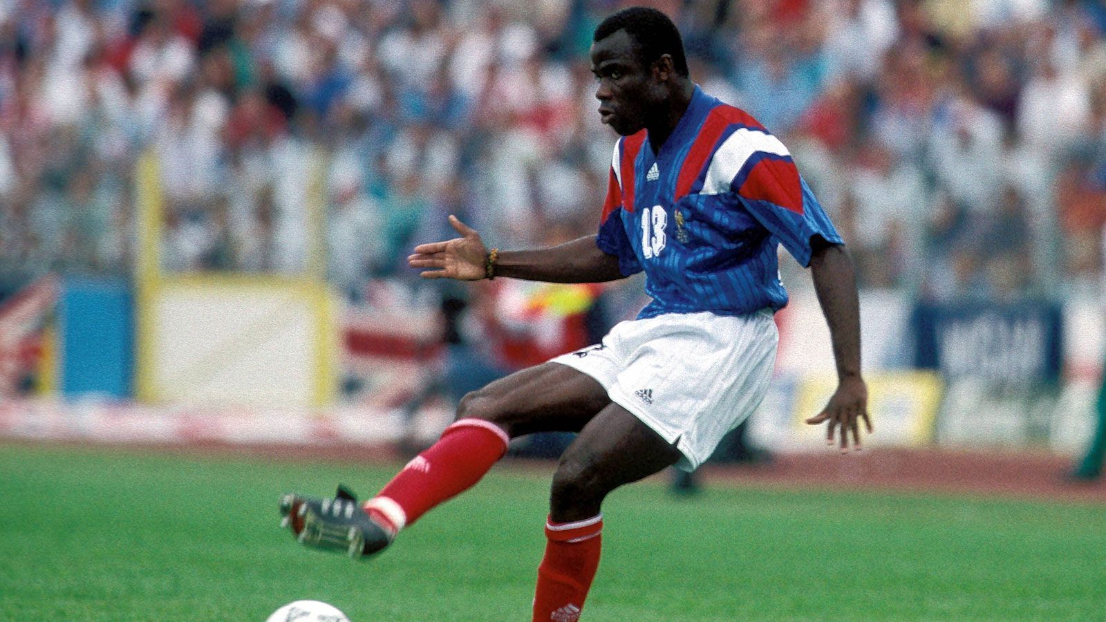 
                <strong>1. Platz: Basile Boli (Frankreich)</strong><br>
                &#x2022; Position: Innenverteidiger -<br>&#x2022; Alter beim Debüt: 17 Jahre, ein Monat und 26 Tage -<br>&#x2022; Jahr: 1984 -<br>
              