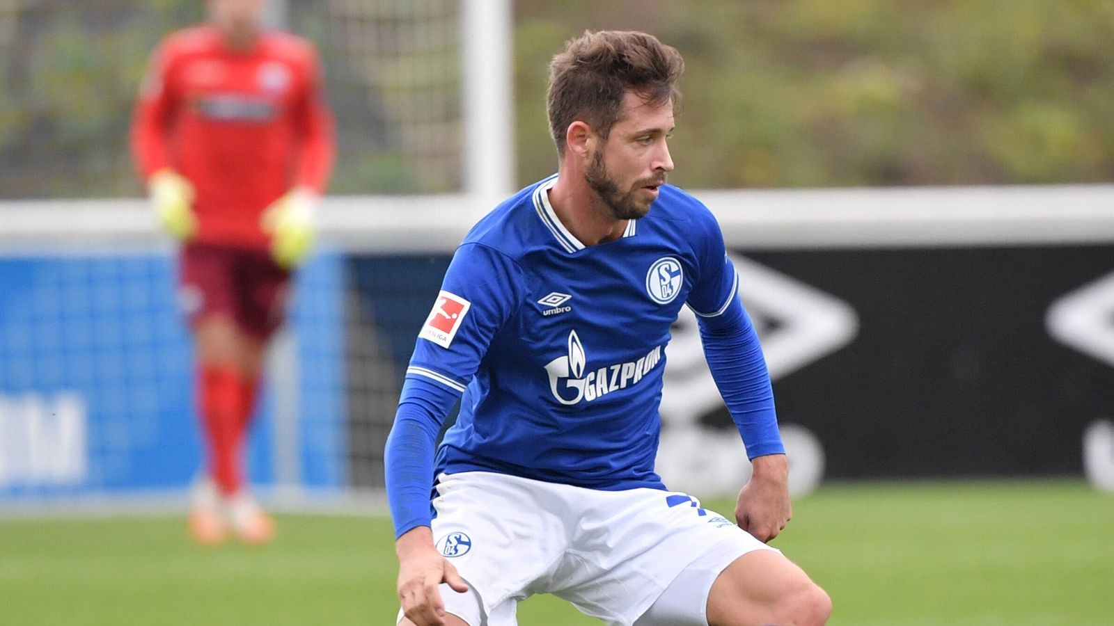 
                <strong>Uth der Heilsbringer?</strong><br>
                Viel wirkungsvoller war Mark Uth im Grunde auch nicht, auch er schoss nur zwei Mal aufs Tor, traf aber zum 1:3 gegen Bremen. Baum hofft aber auf ein Comeback von Uth nach auskurierten Muskelproblemen. "Im Training ist er bei 80 bis 90 Prozent. Er spielt für unsere Offensive eine zentrale Rolle. Mal schauen, ob es für die Startelf reicht", sagte der 41-Jährige. Uth spiele in der Mannschaft "eine zentrale Rolle" und sei "einer unserer kreativsten Spieler vorne drin." Heilsbringer Uth? Baum: "Es wäre extrem wichtig, dass Mark spielt."
              