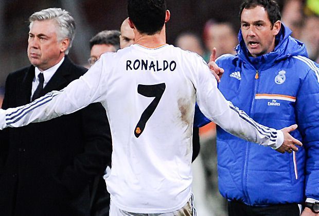 
                <strong>Cristiano Ronaldo sieht Rot</strong><br>
                Auf dem Weg vom Platz legt sich Ronaldo auch noch mit dem vierten Offiziellen an
              