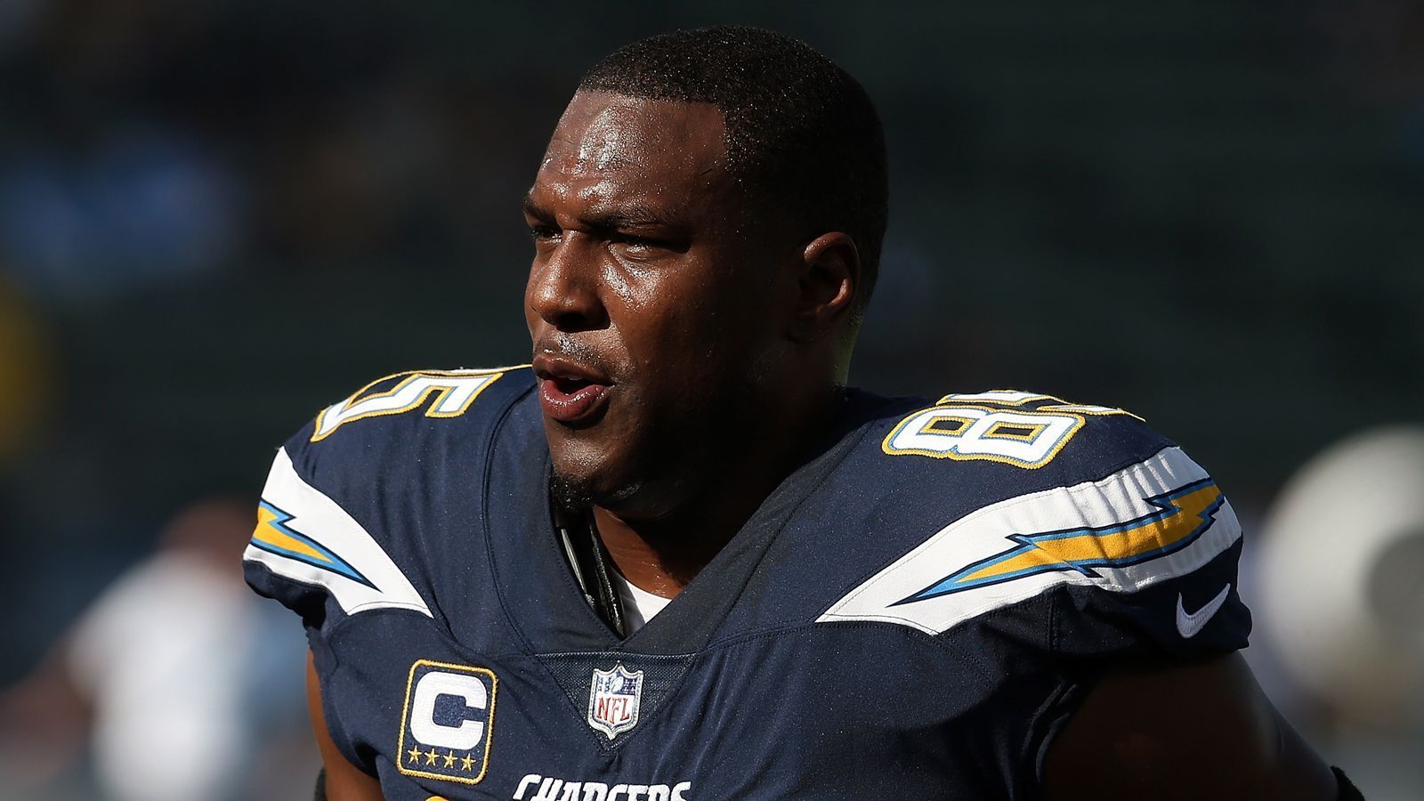 
                <strong>Antonio Gates (Los Angeles Chargers): seit 2003</strong><br>
                Selbst wenn man im Draft von allen Teams verschmäht wird, kann man eine große NFL-Karriere hinlegen. Ein gutes Beispiel dafür ist Antonio Gates. Der Tight End der Chargers schloss sich dem Team 2003 als Undrafted Free Agent an und schaffte es achtmal in den Pro Bowl, dreimal ins All-Pro-Team und ins All-Decade-Team der 2000er. Bei den Chargers genießt er jetzt schon Legenden-Status.  
              