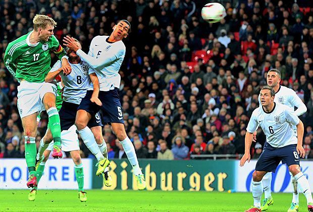 
                <strong>Ein besonderes Tor</strong><br>
                Ausgerechnet in Wembley erzielt Mertesacker im Freundschaftsspiel gegen England per Kopf den Siegtreffer zum 1:0. Für den Innenverteidiger war das ein ganz besonderer Moment, steht er doch beim FC Arsenal unter Vertrag.
              