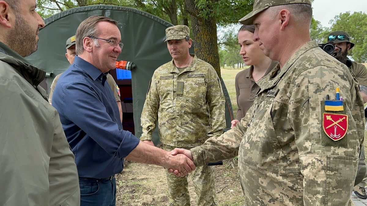 Der Bundesverteidigungsminister war in der Ukraine und hat weitere Unterstützung versprochen.