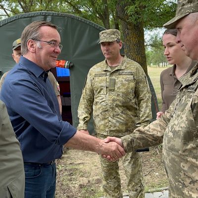 Der Bundesverteidigungsminister war in der Ukraine und hat weitere Unterstützung versprochen.