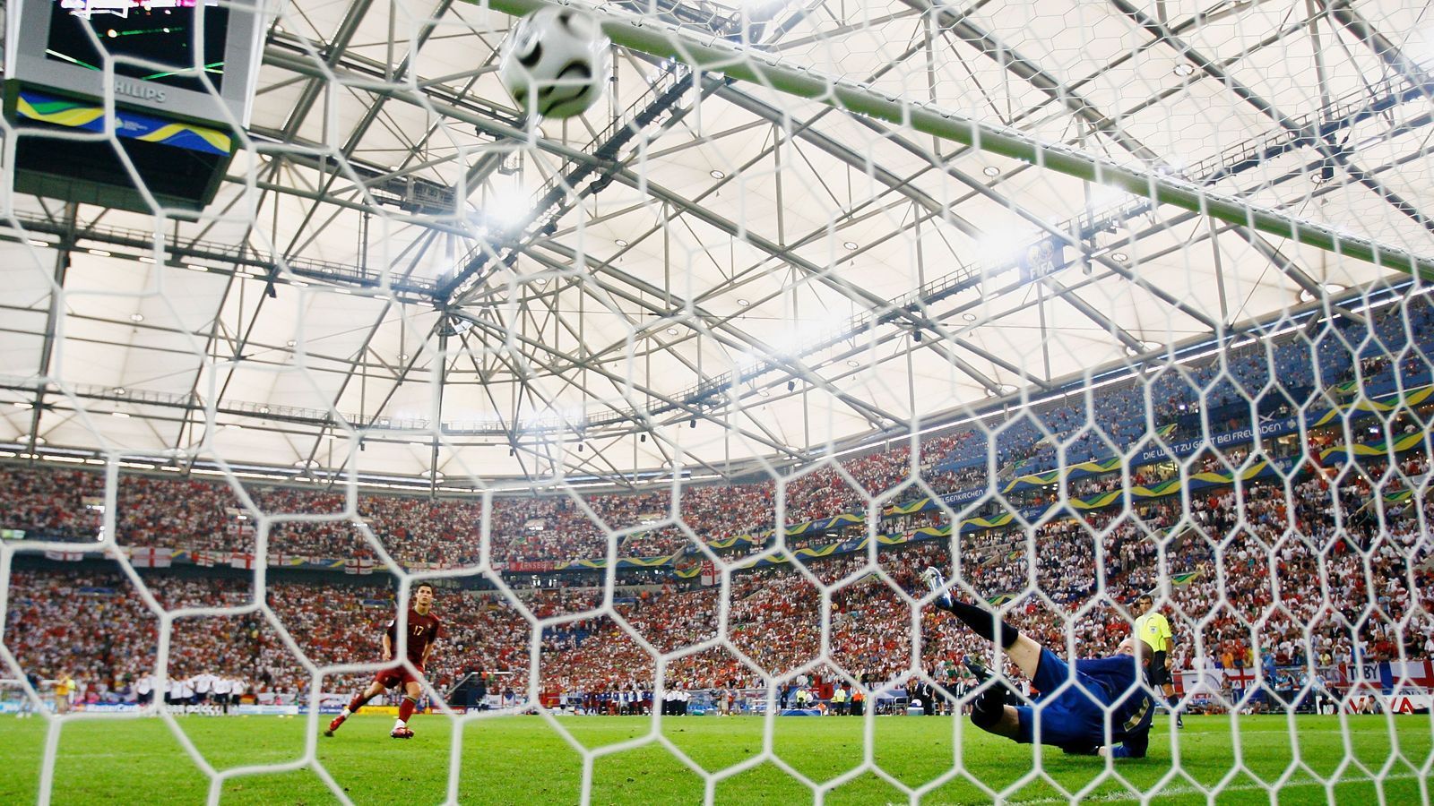 
                <strong>WM 2006 (Viertelfinale): England - Portugal 1:3 n.E.</strong><br>
                Bei der WM 2006 hatten die Engländer die Chance zur Revanche gegen Portugal. Im Viertelfinale trafen die beiden Top-Nationen erneut aufeinander und die Entscheidung musste auch dieses Mal im Elfmeterschießen fallen. In der Gelsenkirchener Veltins-Arena hatten an diesem 1. Juli 2006 beide Mannschaften das große Nervenflattern. Die Engländer Frank Lampard, Steven Gerrard und Jamie Carragher vergaben allesamt ihre Elfmeter, auf der Gegenseite versagten Hugo Viana und Petit die Nerven. Am Ende mussten sich die Engländer so nach dem Tor von Cristiano Ronaldo zum 3:1 schon wieder den Portugiesen geschlagen geben. 
              