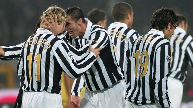 
                <strong>Juventus Turin</strong><br>
                Juventus Turin: Das wahrscheinlich bekannteste Comeback der letzten Jahre feierte die Mannschaft von Juventus Turin. Nach dem durch einen Wettskandal bedingten Abstieg in die zweite italienische Liga 2006, gelang dem italienischen Rekordmeister in der anschließenden Saison der direkte Wiederaufstieg. Dies war nur möglich, weil Stars wie Pavel Nedved, Alessandro Del Piero, Gianluigi Buffon und David Trezeguet sich dazu entschlossen, trotz des Abstiegs bei Juve zu bleiben.
              