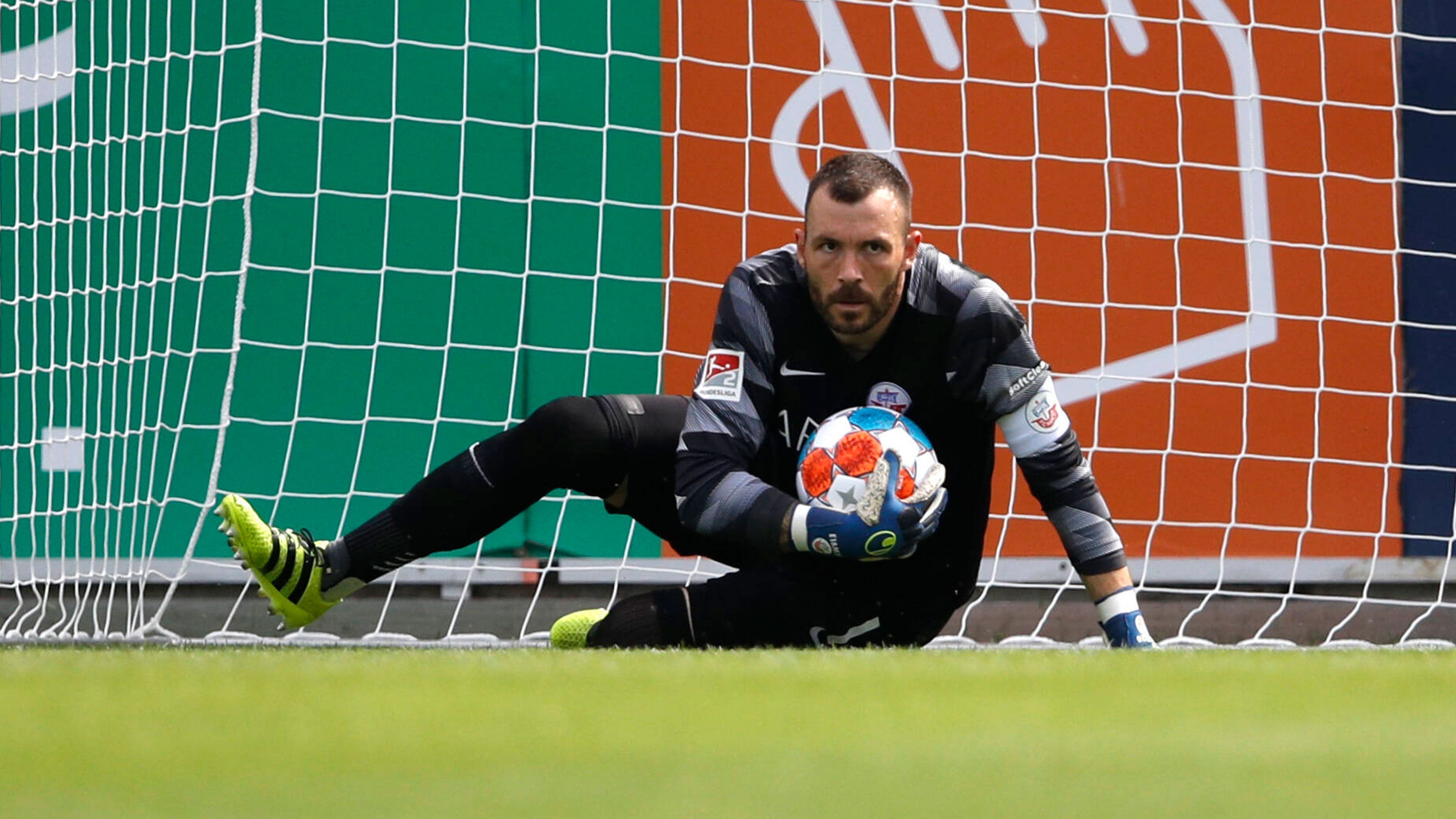 
                <strong>FC Hansa Rostock</strong><br>
                &#x2022; Kapitän: Markus Kolke -<br>&#x2022; Position: Torhüter -<br>&#x2022; Im Verein seit: 2019<br>
              
