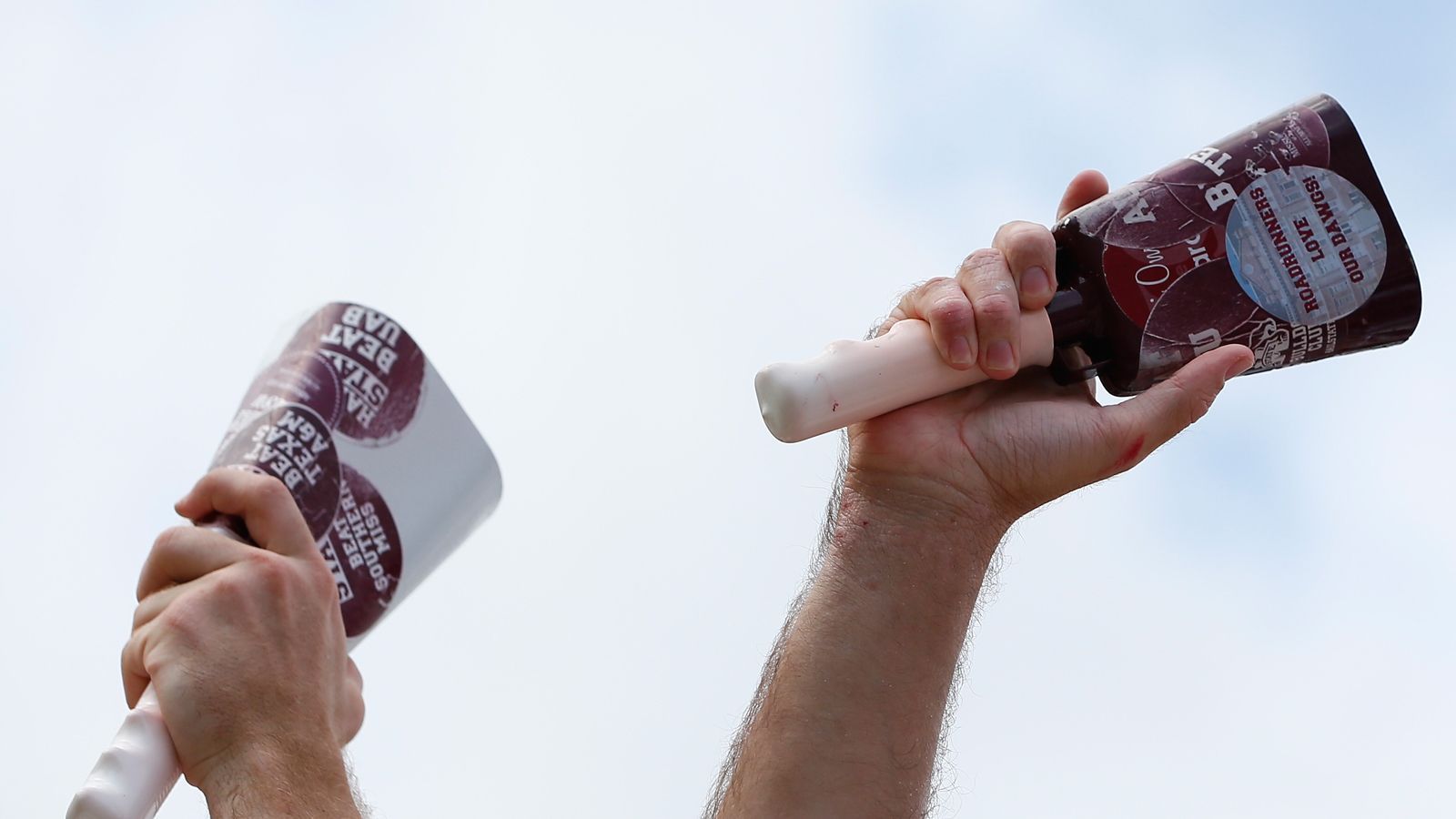 
                <strong>Kuhglocken</strong><br>
                Ein für die Universität sehr bekanntes Ritual ist das Mitbringen lauter Kuhglocken zu jedem Heimspiel der Mississippi State. Bereits seit den 1930er Jahren gehören diese Glocken also zum festen Bestandteil des Spieltags, wenn auch die SEC bereits im Jahre 1974 zwischenzeitlich Kuhglocken und andere "Krachmacher" in Footballstadien der Conference ganz verbot. Bis die Regel 2010 wieder geändert wurde, brachten die Studenten weiter fleißig ihre Glöckchen mit ins Stadion. Heute sieht die Regel vor, dass man die Glocken zwar mitbringen, aber während eines Plays nicht spielen darf. Man darf gespannt sein, wer sich daran hält.
              