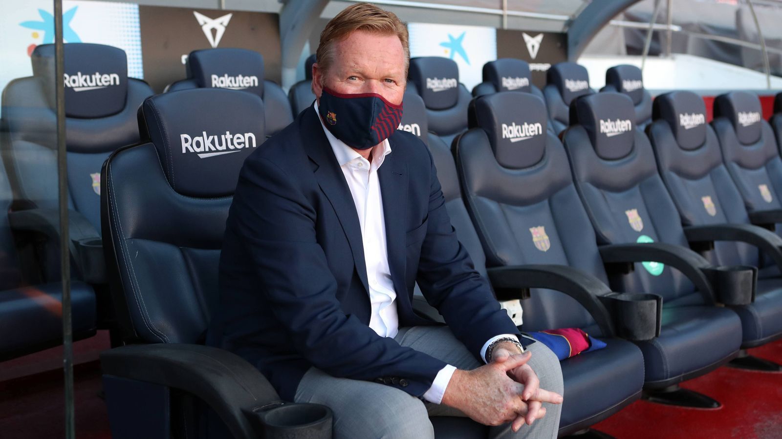 
                <strong>Ronald Koeman (FC Barcelona)</strong><br>
                Beim FC Barcelona darf sich in der Saison 2020/21 auch eine Vereins-Ikone als Coach versuchen: Ronald Koeman. Der Niederländer, der die Katalanen 1992 zum Titel im Pokal der Landesmeister schoss, soll nach der 2:8-Klatsche im Champions-League-Viertelfinale gegen die Bayern einen Neuaufbau der einst so ruhmreichen Barca-Mannschaft bewerkstelligen. Möglicherweise muss der 58-Jährige, der zuletzt niederländischer Nationalcoach war, diesen Neuaufbau ohne Superstar Lionel Messi durchziehen. Der Argentinier will den FC Barcelona verlassen, zudem soll auch Koeman mit einigen bisherigen Stars des Klubs nicht mehr planen. Zu den Streichkandidaten dürfte unter anderem Messi-Kumpel Luis Suarez zählen, dem Koeman schon mitgeteilt haben soll, dass er keine Rolle mehr spiele. Koeman unterschrieb einen Vertrag bis 2022. 
              