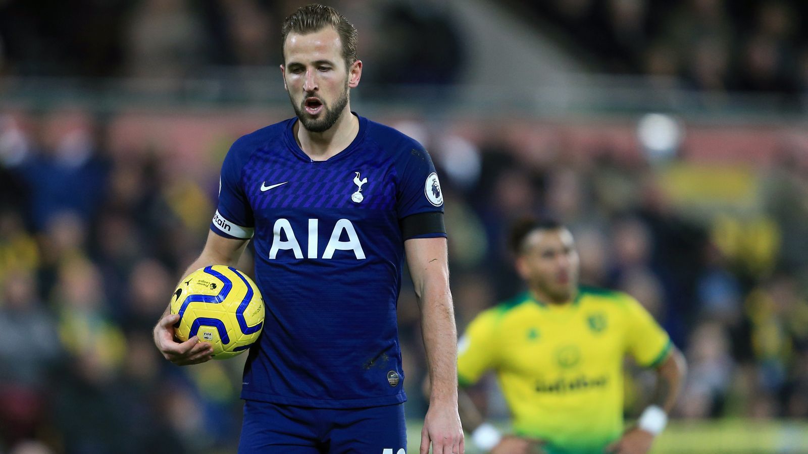 
                <strong>Harry Kane (Tottenham Hotspur)</strong><br>
                Ein absoluter Topstar, der laut englischen Medienberichten bei Newcastle United gehandelt wird, ist Nationalspieler Harry Kane. Der 26-Jährige, der zuletzt mit einem Abschied von Tottenham kokettierte, falls sich die Londoner nicht verstärken sollten, wäre ein absoluter Transfer-Coup zum Einstieg der Saudis. Da Kanes Vertrag bei den Spurs noch bis 2024 läuft, wird mit einer Ablösesumme von etwa 200 Millionen britischen Pfund (250 Millionen Euro) spekuliert. Damit würde Kane die Weltrekord-Summe von Neymar (222 Millionen Euro Ablöse beim Wechsel nach Paris) pulverisieren. Neben Newcastle wurde Kane zuletzt auch mit Manchester United in Verbindung gebracht. Die "Red Devils" sollen aber angesichts der Corona-Krise von Transfers solcher Größenordnung für den Sommer 2020 Abstand nehmen - ist das die Chance für die "Magpies" bei Kane?
              