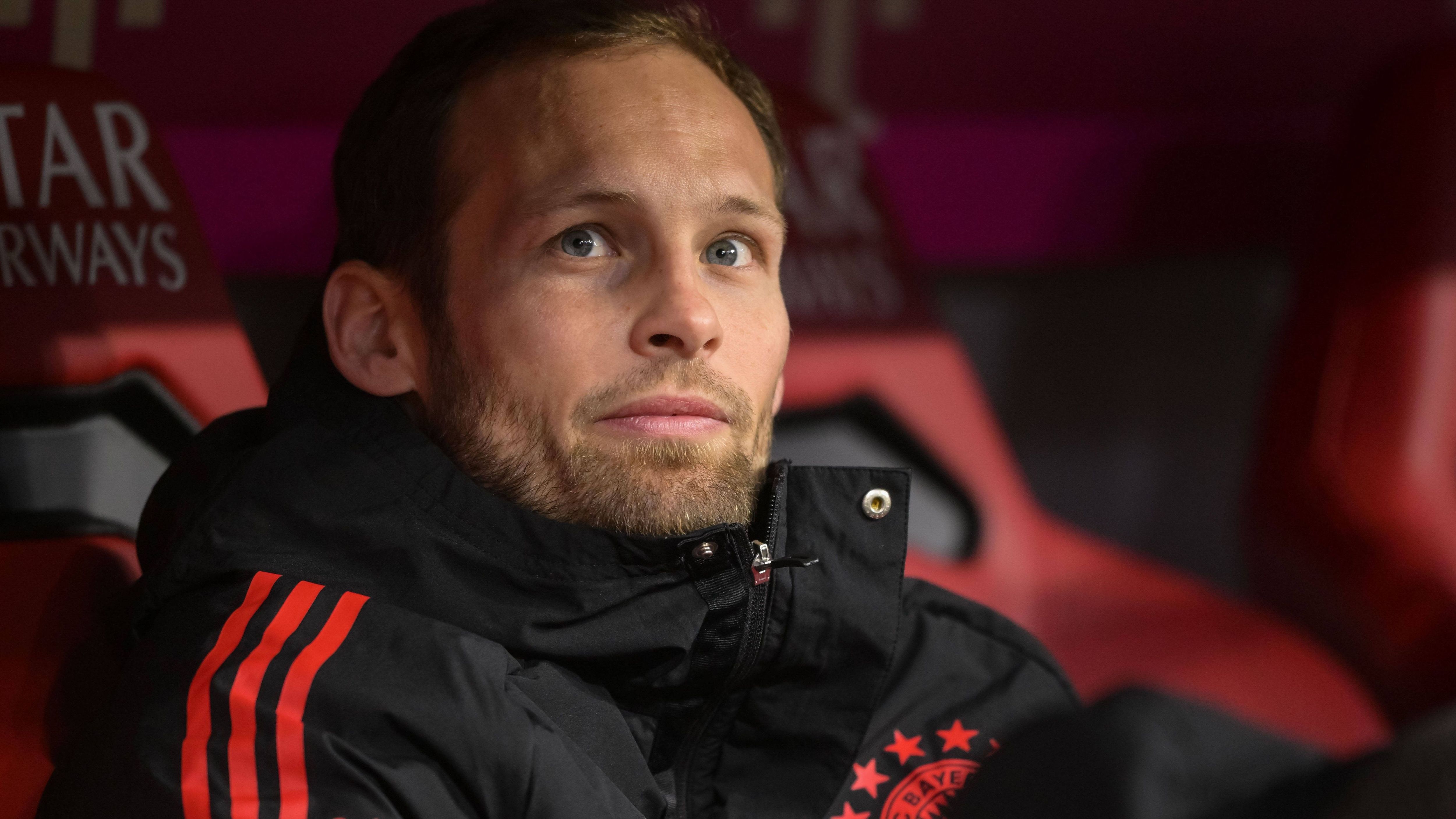 
                <strong>Daley Blind</strong><br>
                Teil drei der Bayern-Ajax-Connection: Nach dem Kreuzbandriss von Lucas Hernandez hatten die Münchner Bedarf auf der linken Abwehrseite. Kein einfacher Markt, diese Spielertypen sind rar. Zum Glück für den FC Bayern verkrachte sich Daley Blind mit seinem Jugendklub Ajax Amsterdam. Salihamidzic reagierte schnell, holte den international erfahrenen Niederländer, der links und zentral in der Abwehr spielen kann, ablösefrei an die Isar. Der Vertrag des 32-Jährigen läuft nur diese Saison. Eine ideale Lösung ohne große Fallstricke. Brazzo-Note: 2
              