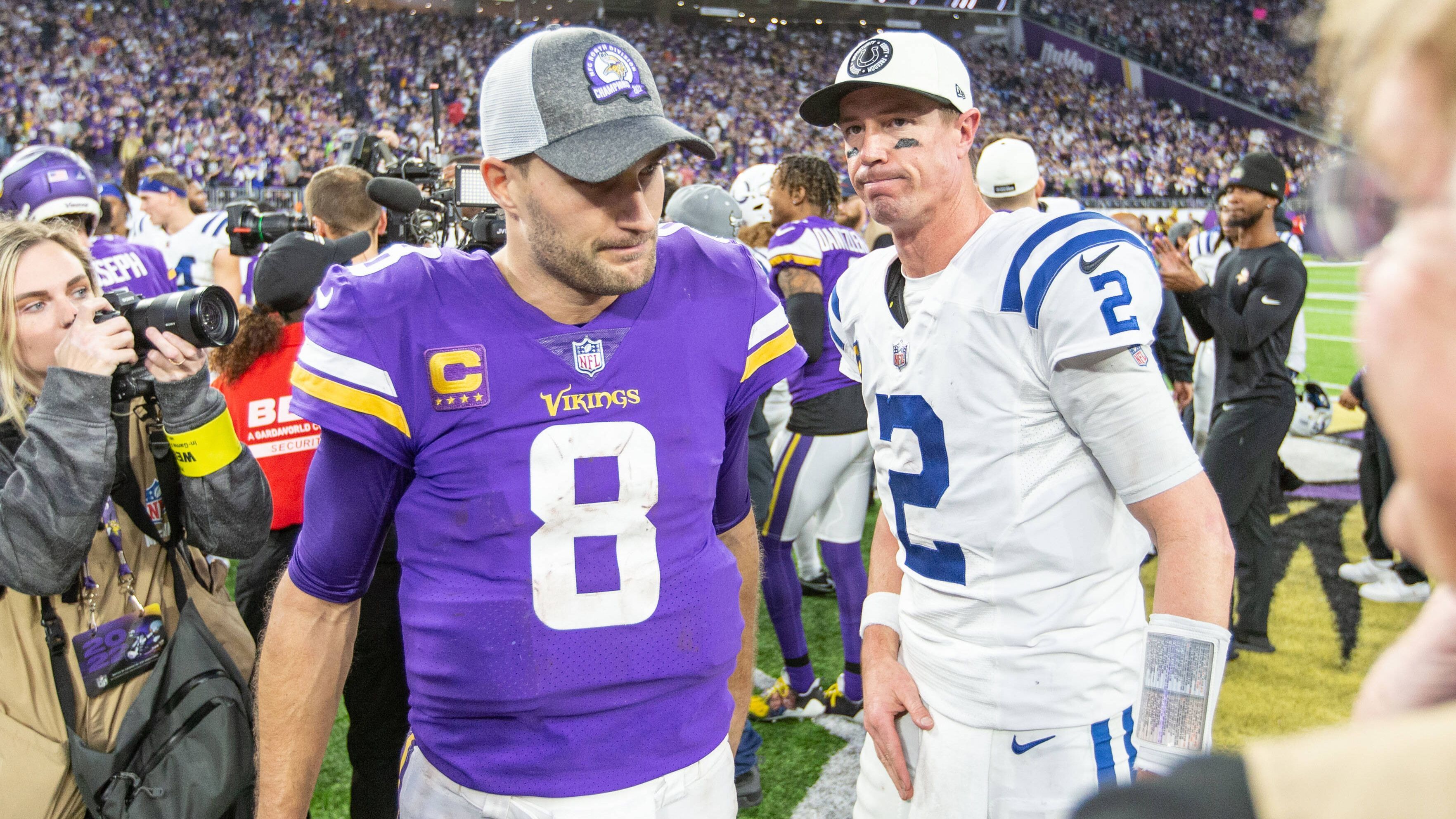 
                <strong>Colts verspielen 33:0-Führung: Die Karriere-Bilanz des Grauens von Seuchenvogel Matt Ryan</strong><br>
                Die Indianapolis Colts erlebten gegen die Minnesota Vikings einen Abend, den man so schnell nicht vergessen wird. Nach 33:0-Führung verloren die Colts tatsächlich noch mit 36:39 nach Overtime gegen die Vikings. Und das, obwohl die Franchise zu Beginn des dritten Viertels noch mit mehr als vier Touchdowns in Führung lag und der Gegner bis dato gar nicht auf dem Scoreboard aufgetaucht war. Der größte Comeback-Sieg der Geschichte war damit perfekt.
              