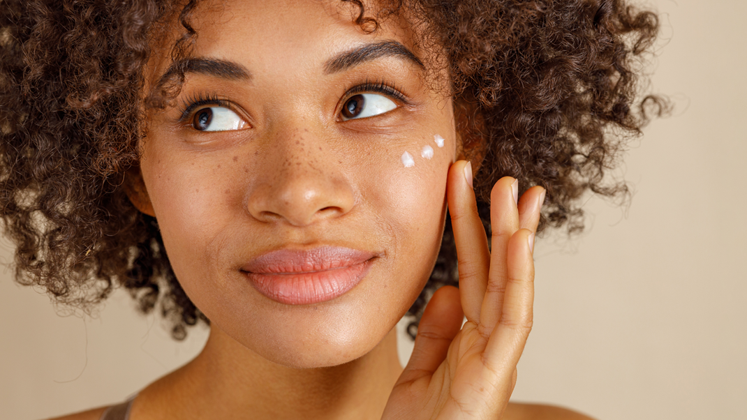 Die optimale Gesichtspflege-Routine am Morgen: Wir verraten euch 8 Schritte, die ihr für ein strahlendes Hautbild beachten solltet. 