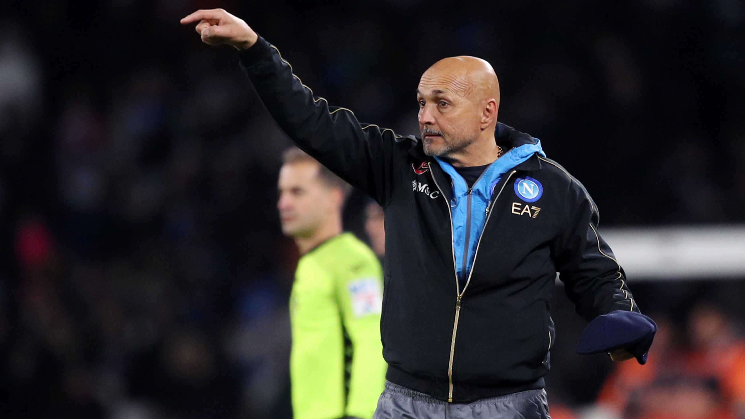 
                <strong>Der Erfolgscoach</strong><br>
                Seit dem Sommer 2021 ist Luciano Spalletti im Amt bei der SSC. Napoli ist nach der AS Rom und Inter Mailand bereits der dritte italienische Top-Klub für den 63-Jährigen. Eine mögliche Meisterschaft mit Neapel - die kaum noch aus der Hand zu geben ist - wäre jedoch Spallettis erste in der Heimat. Der aktuelle Erfolg geht vor allem auch auf ihn zurück. Dabei setzt der Italiener in der laufenden Saison stets auf das bewährte 4-3-3-System - ob in der Liga, dem Pokal oder der Champions League. Darauf sollte sich die SGE also einstellen können.
              