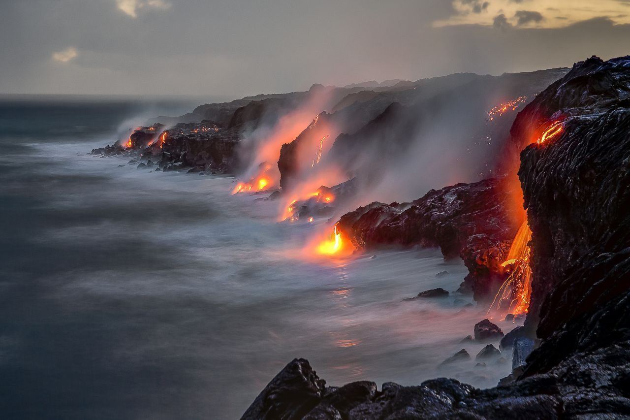 Seit 1983 brodelt der Kīlauea auf Hawaii ununterbrochen. Am 3. Mai 2018 begann ein ungewöhnlich heftiger Ausbruch: In einem besiedelten Waldgebiet quoll Lava aus Spalten im Boden - begleitet von Erdbeben. Im September 2021 war der Kīlauea erneut aktiv - und in seinem Krater bildete sich ein glühender Lava-See. 