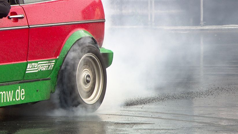 Ein beliebtes Spektakel auf jedem Tuningtreffen ist das sogenannte "Burnout". Dabei werden die Räder im Stand so lange durchgedreht, bis sich die Reifen auflösen. Dabei entsteht jede Menge Rauch und Lärm.