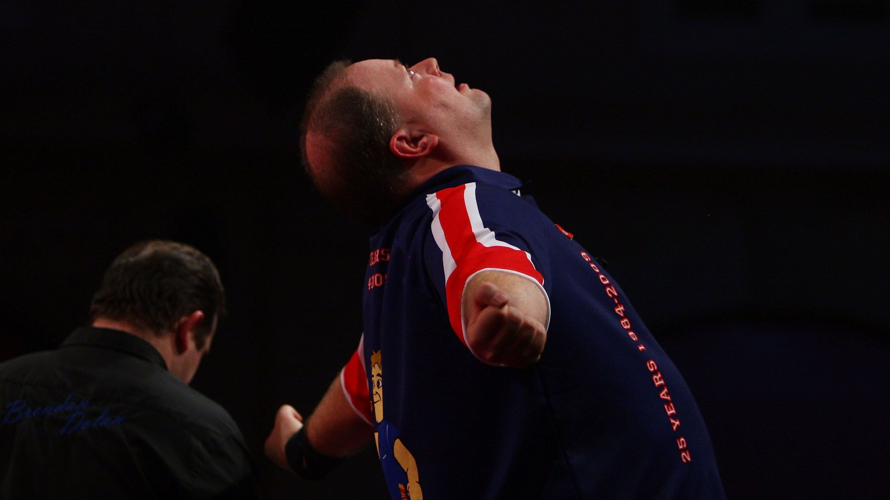 <strong>28. Dezember 2009: Raymond van Barneveld (2. Runde vs. Brendan Dolan)</strong><br>Nicht einmal ein ganzes Jahr später, bei der folgenden WM 2010, wiederholte van Barneveld diesen besonderen Moment. In seinem Zweitrundenmatch gegen Brendan Dolan <a href="https://www.youtube.com/watch?v=DoXCyc2ovsc">warf Barney den zweiten Neun-Darter</a>.