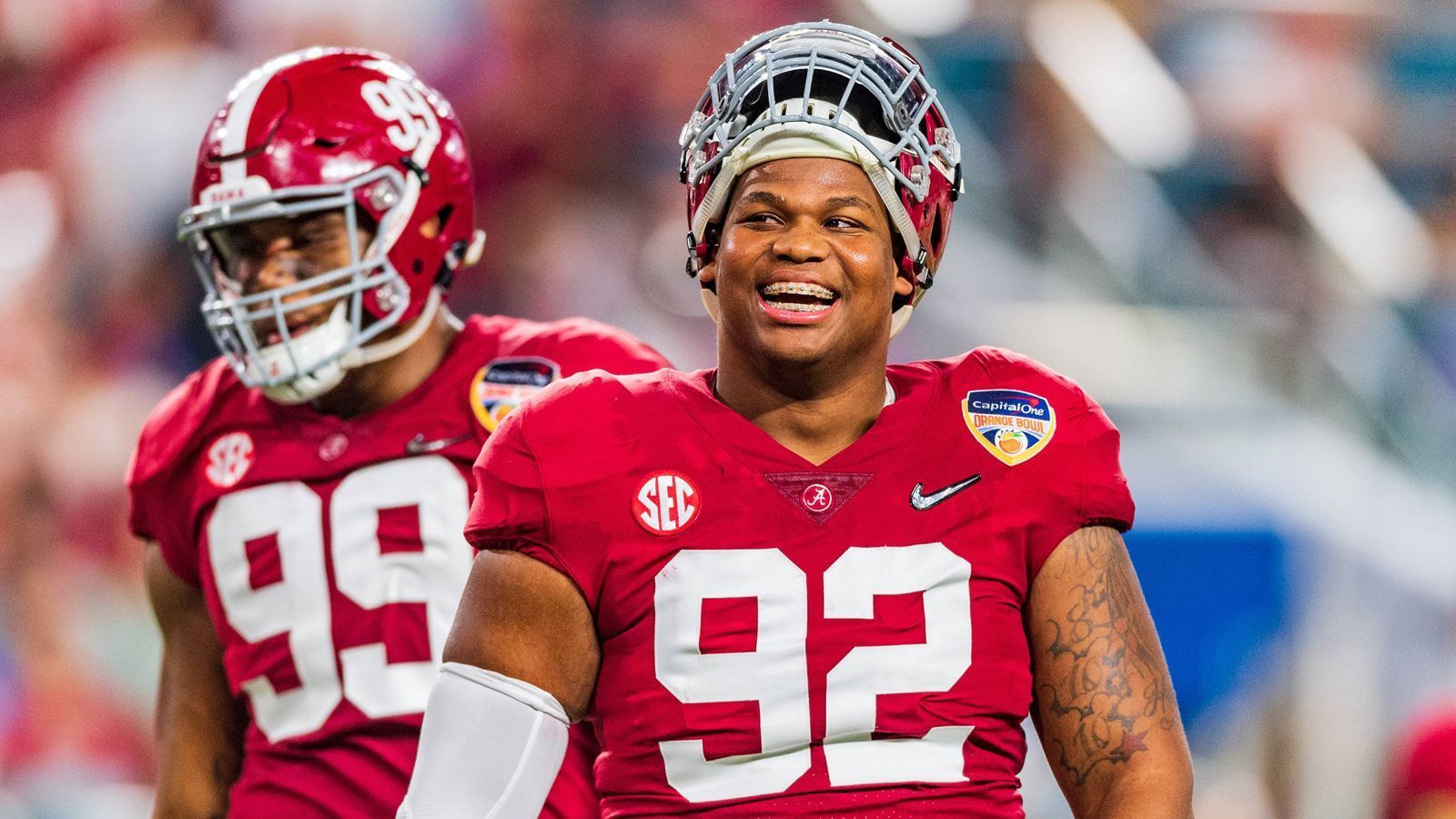 
                <strong>Quinnen Williams (Defensive Tackle/Alabama)</strong><br>
                In nur einem Jahr hat sich der 21-Jährige von einem eher unbekannten College-Spieler zu einem Top-Prospect entwickelt, mit 71 Tackles und acht Sacks. Er gehörte 2018 zu den dominantesten Spielern im College-Football, ist ein explosiver Pass Rusher, der den Unterschied machen kann. Beim Combine kann er in den verschiedenen Übungen wie dem 40-Yard-Sprint, den 20- und 60-Yard-Shuttle-Läufen, dem Weitsprung und Hochsprung aus dem Stand, dem 3 Cone Drill oder dem Bench Press zeigen, was er drauf hat.
              