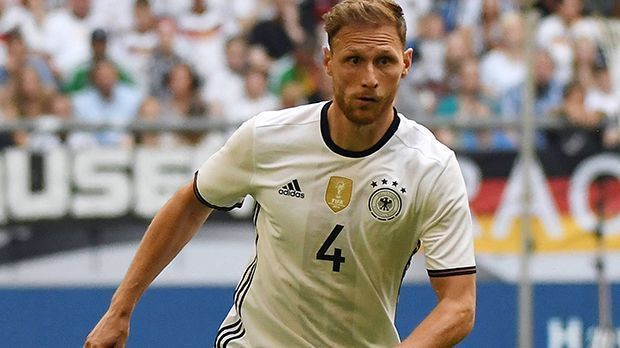 
                <strong>Benedikt Höwedes</strong><br>
                Benedikt Höwedes: Hatte auf der rechten defensiven Seite die Chance sich auszuzeichnen. Zeigte sich defensiv gewohnt stabil, in der Offensive aber noch mit viel Luft nach oben. Kaum Angriffe kamen über die rechte Seite, wurde aber auch wenig von den Kollegen unterstützt. ran-Note: 4.
              
