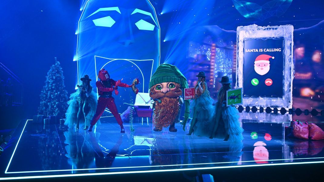 Klaus Claus auf der großen "The Masked Singer"-Bühne in Folge 2.