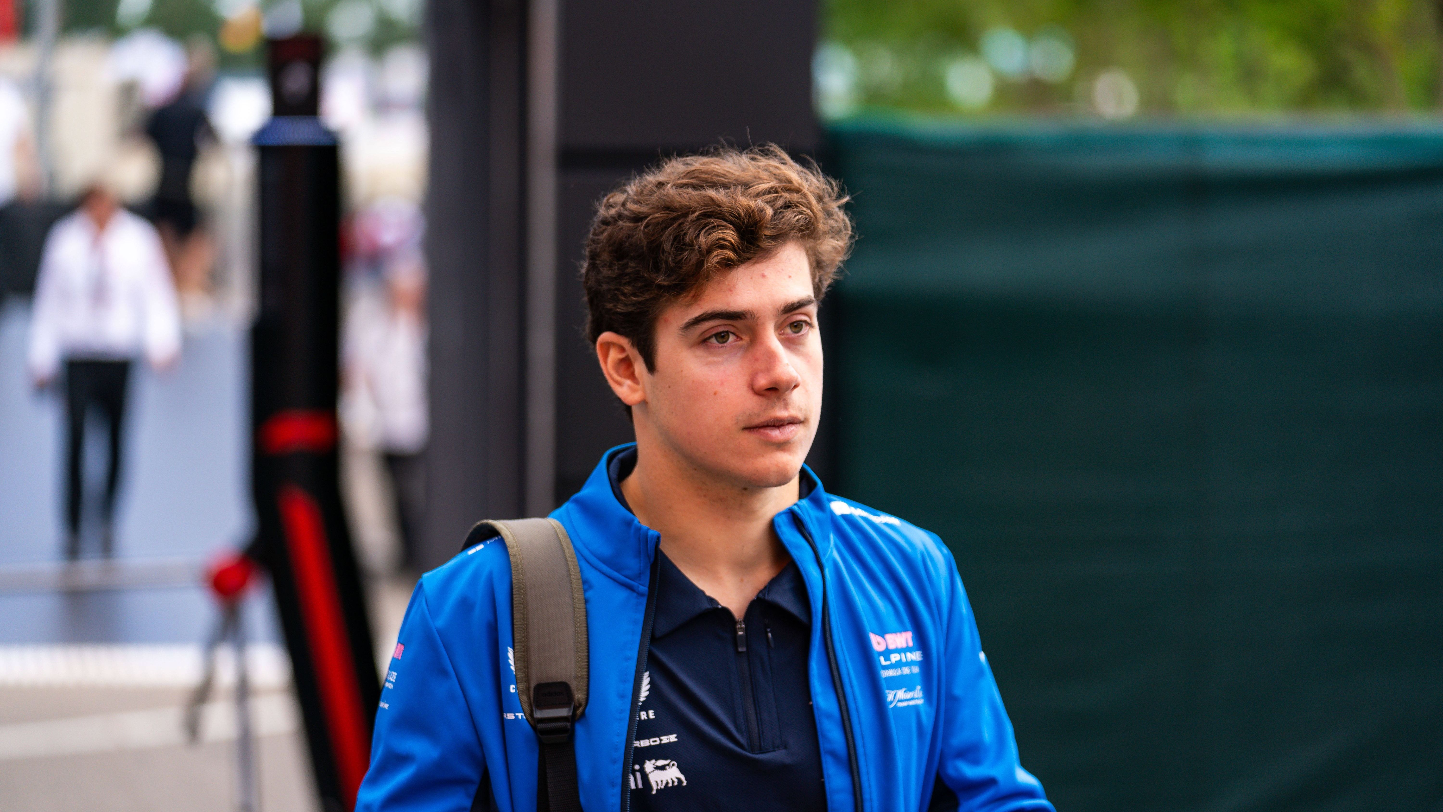 <strong>Ohne Wertung: Franco Colapinto (Alpine)</strong><br>Lange pfeiften es die Spatzen von den Dächern, jetzt ist es offiziell. Nachdem <a href="https://www.ran.de/sports/motorsport/formel1/news/formel1-teamchef-oliver-oakes-schmeisst-hin-ueberraschung-bei-alpine-comeback-nach16-jahren-532444">Alpine-Knall inklusive der Rückkehr von Flavo Briatore als Teamchef</a> ersetzt Franco Colapinto Jack Doohan, der nie Fuß in der Formel 1 fassen konnte. Die Kollision mit Liam Lawson in der Startphase des Miami GP hat das Fass dann endgültig zum Überlaufen gebracht.