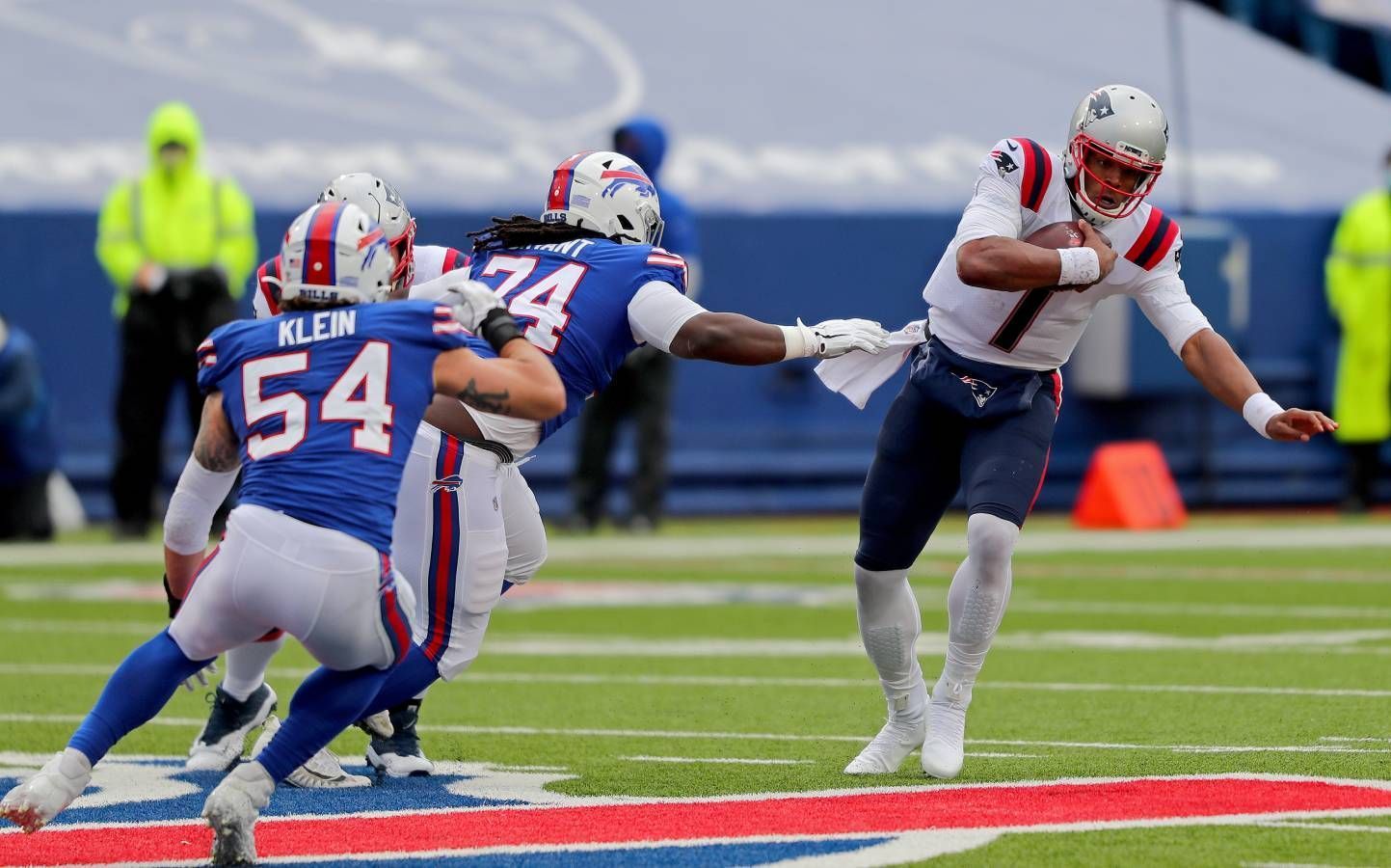 
                <strong>Verlierer: Cam Newton</strong><br>
                Eigentlich ging es für Cam Newton wieder ein wenig aufwärts. Nach zuletzt drei Niederlagen gelang ihm gegen die Bills sogar ein Touchdown-Lauf über zwei Yards zum 21:21-Ausgleich. Doch nur wenig später machte Cam seinen kurzfristigen Erfolg mit einem Patzer wieder zunichte. Kurz vor der Endzone verursachte der Spielmacher gut 30 Sekunden vor dem Ende ein Fumble und schenkte Buffalo, die nach einem Field Goal wieder mit drei Punkten in Führung lagen, damit den Sieg. Die Patriots stehen nun bei einer Bilanz von 2:5 - so schlecht wie seit 18 Jahren nicht.
              