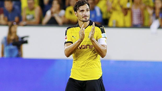 
                <strong>Mats Hummels (Borussia Dortmund)</strong><br>
                Bereits vor einem Jahr übernahm Mats Hummels bei Borussia Dortmund die Rolle des Kapitäns von Sebastian Kehl. Da sein Vorgänger die Karriere nun beendet hat, bestanden keine Zweifel daran, dass der 26-Jährige die Binde behält.
              